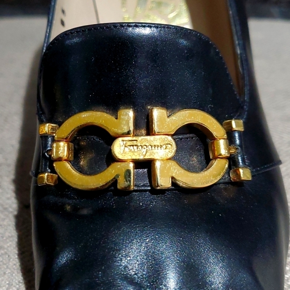 SALVATORE FERRAGAMO BLACK HEELS GOLD GANCINI HORSE BIT LEATHER OLD MONEY LUXURY - Picture 2 of 12